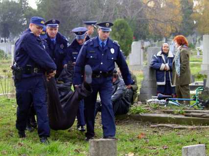 Алмашко гробље - полиција носи Николу Алексића